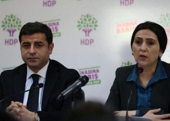 القضاء التركي يحكم باستمرار اعتقال دميرتاش وفيجان يوكسداغ