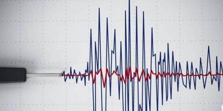 تركيا.. زلزال يدفع سكان إسطنبول إلى الشوارع