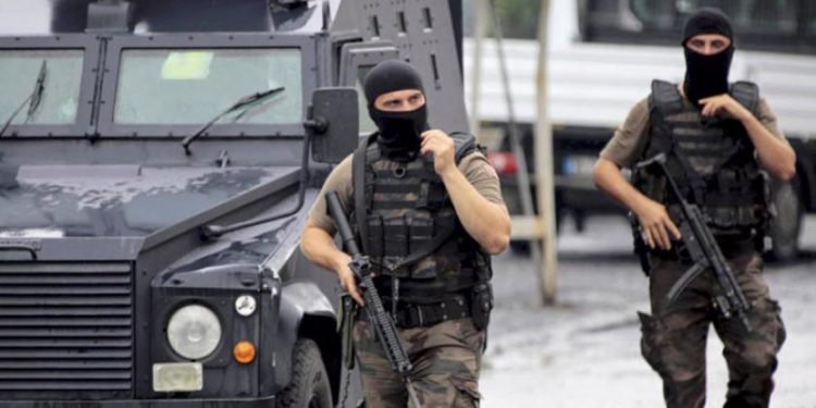 تركيا.. عصابة من 30 شخصا احتالوا على عملاء بنوك وسرقوا بياناتهم