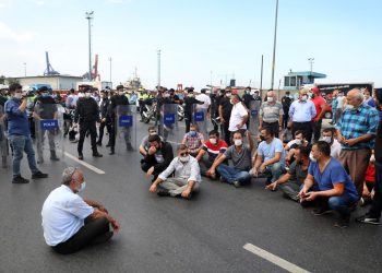شجار على الطريق بين الشرطة وسائقي الحافلات في إسطنبول
