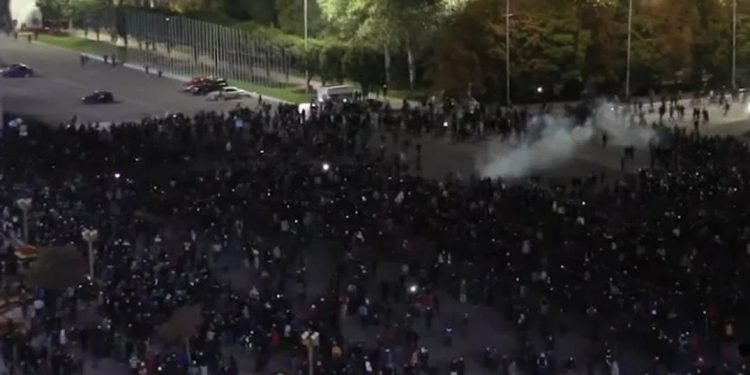 احتجاجات تشل العاصمة في قرغيزستان والرئيس يخشى الانقلاب عليه