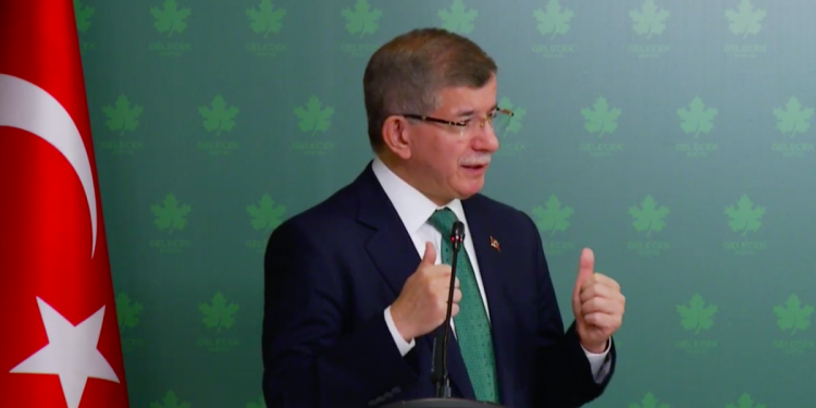 داود أوغلو لأردوغان: لا تطالب الشعب بالصبر وأسرتك تحصد الثروات!