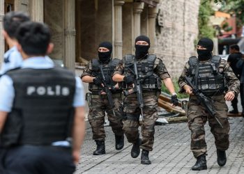 الأمن التركي يقبض على 15 عراقيا وسوري في حملة مداهمات بصامسون