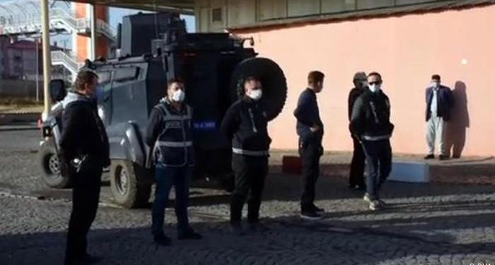 سياسي: حزب أردوغان “استسلم” لسياسات حليفه “القومية”