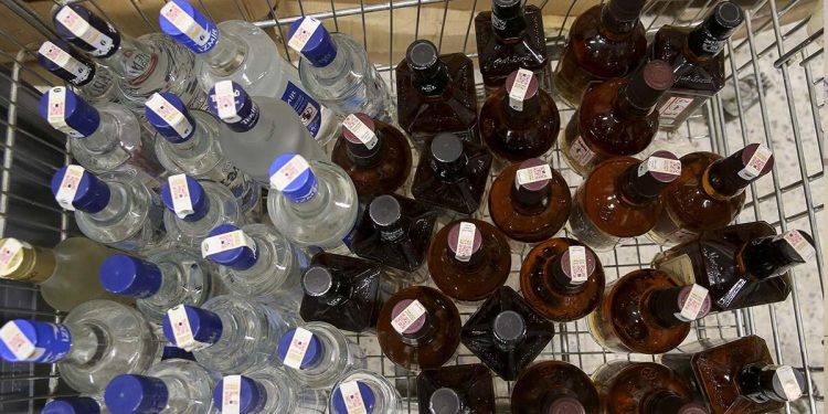 ارتفاع حصيلة وفيات الخمور المغشوشة في تركيا إلى 63