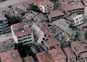 زلزال مخيف يضرب سواحل تركيا .. وانهيار عدة مباني في ازمير