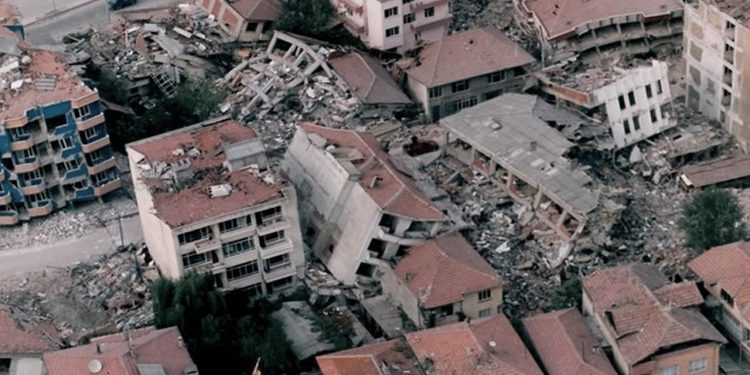 زلزال مخيف يضرب سواحل تركيا .. وانهيار عدة مباني في ازمير