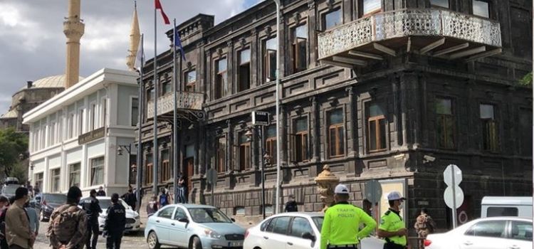 تركيا.. حل مجلس بلدية قارص بعد اعتقال عُمدتها