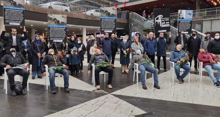 وقفة بالكراسي في السويد احتجاجًا على وفاة شرطي سابق بالسجن في تركيا