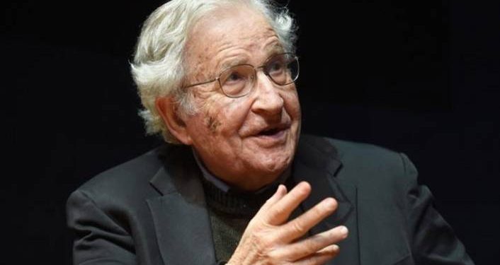 نعوم تشوميسكي يدعو تركيا للإفراج عن عثمان كافالا