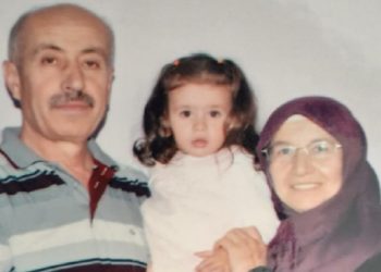 تركيا.. شابة غادرت المعتقل حديثا تناشد بالإفراج عن والدها المسن