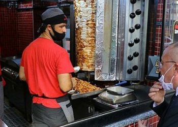 والٍ تركي يتعرض لموقفين محرجين مع تجار ويضطر للاعتذار