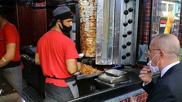 والٍ تركي يتعرض لموقفين محرجين مع تجار ويضطر للاعتذار