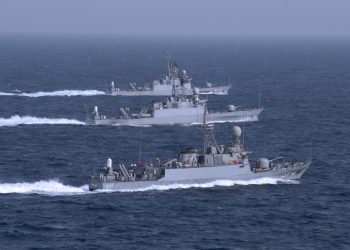 البحرية المصرية تغيث سفينة تركية.. وتنقذ ركابها