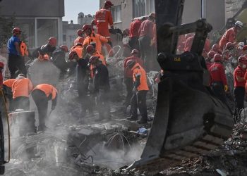 الملك سلمان يوجه بتقديم مساعدات للمتضررين من زلزال تركيا