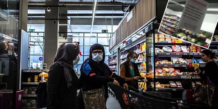 متجر فرنسي يعلق لافتة عنصرية “ممنوع دخول المحجبات”!