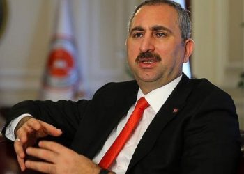 وزير العدل التركي يقيس “الثقة باستقلال القضاء” عبر قلبه!