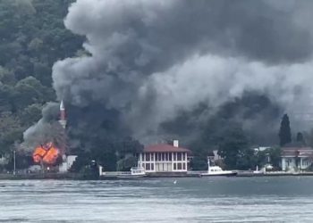 فيديو.. حريق هائل يلتهم حريق مسجد تاريخي في إسطنبول