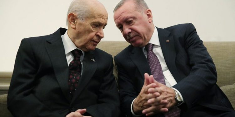 كاتبة تركية: سيارة تحالف الشعب لم تنقلب بعد!