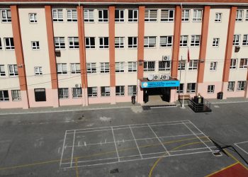 نواب أردوغان وبهجلي يرفضون رفع كفاءة المدارس ضد الزلازل