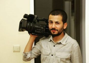 الشرطة التركية تحطم باب منزل صحفي كردي لاعتقاله