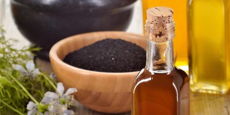 فوائد مزج زيت حبة البركة والعسل