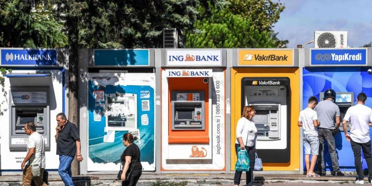 تركيا: اتساع الفجوة بين فوائد الودائع والقروض