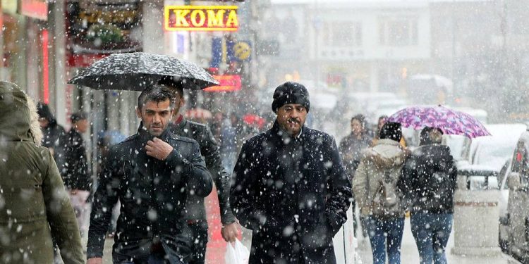 الثلوج تتساقط على شرق تركيا