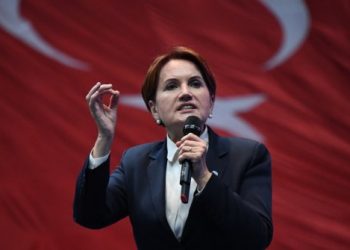 أكشنار تسخر من الإعلام: قدمتم تغظية “استثنائية” لاستقالة صهر أردوغان