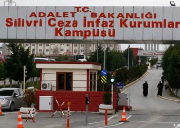 عسكري تركي معتقل يستغيث: نخضع لتجارب طبية في السجن!