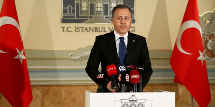 والي إسطنبول يعلن تدابير جديدة بعد ارتفاع مصابي كورونا