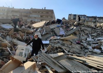 تركيا.. ارتفاع ضحايا زلزال إزمير إلى 51