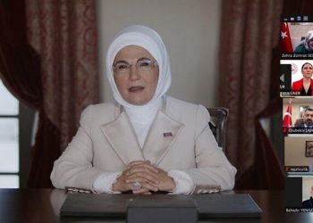 أمينة أردوغان تحرج زوجها وبهجلي: لا تقدموا زعماء المافيا والطغاة كقدوة