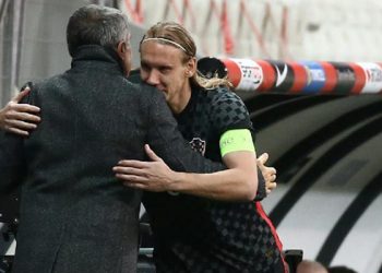 احتضن اللاعبين.. اكتشاف إصابة لاعب كرواتي بكورونا في مباراة مع تركيا