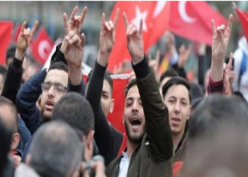 فرنسا تقرر حلّ حركة “الذئاب الرمادية” المتطرفة .. حلفاء أردوغان