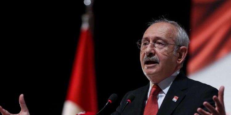 زعيم المعارضة يطالب أردوغان بإعادة المفصولين لعملهم