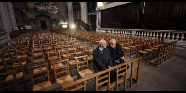 في بادرة تضامن مع الكاثوليك.. مسلمو فرنسا يحمون الكنائس