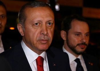 صحفي تركي: استقالة ألبيرق قد تجلب تغييرًا واسعًا بالبيروقراطية