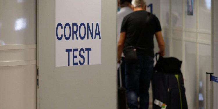 إسرائيل: 1 من كل 5 سياح عائدين من تركيا مصاب بكورونا