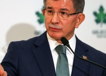 داود أوغلو حول استقالة صهر أردوغان: عدنا إلى نظام القبلية!