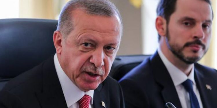 مسؤول سابق: قضايا عائلة أردوغان تستهلك طاقات تركيا