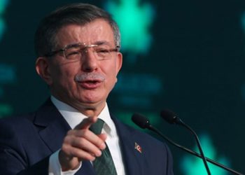 داود أوغلو يصف نظام أردوغان بـ”أذناب الانقلاب”