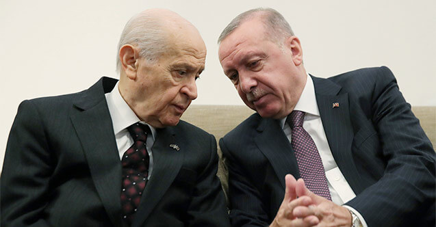 صحفي تركي: “العدالة والتنمية” انشطر نصفين بسبب حليف أردوغان