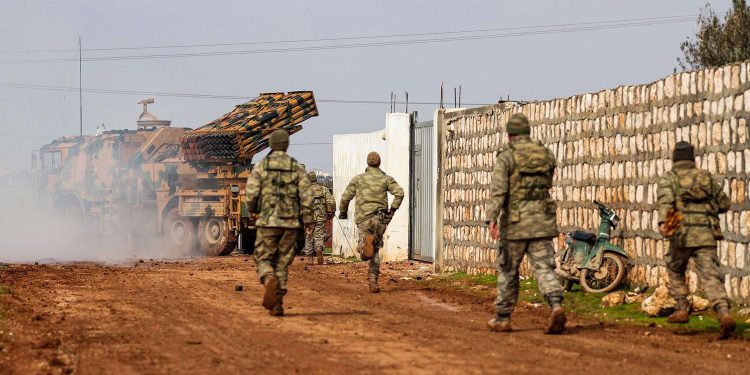 سوريا.. تركيا تعزز وجودها في إدلب بآليات وذخائر جديدة