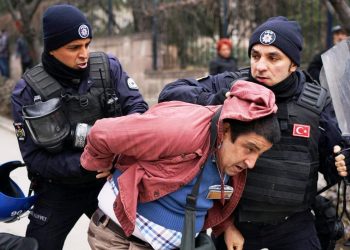 حملة اعتقالات واسعة تطال عشرات الأتراك بتهمة “الإرهاب”