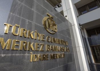 البنك المركزي التركي يرفع سعر الفائدة إلى 15%