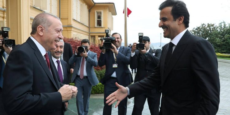 “لن نسامح”.. داوود أوغلو يتهم أردوغان بخيانة تركيا لصالح قطر