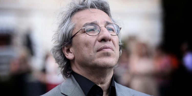 تركيا.. الحكم على الصحفي جان دوندار بالسجن 27 عامًا و6 أشهر