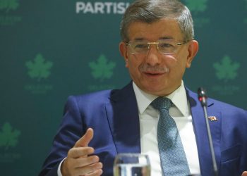 داود أوغلو: أردوغان تبنى سياسة الاستبداد بعهد ترامب والإصلاح بسبب بايدن!