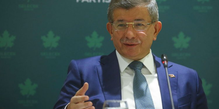 داود أوغلو: أردوغان تبنى سياسة الاستبداد بعهد ترامب والإصلاح بسبب بايدن!